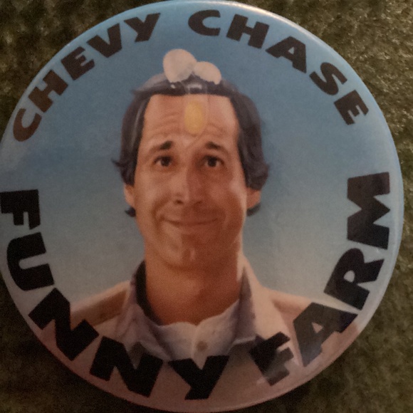 Vintage 1988 Chevy Chase FUNNY FARM Promo Movie Pinback Pin Button 🎬 - Picture 4 of 4